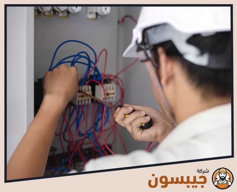 كهربائي في العين