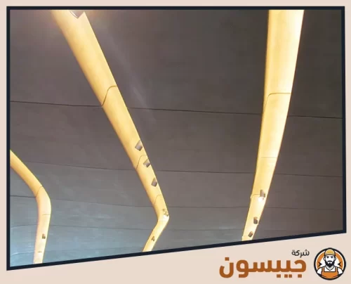 تصميم سقف جبس أنيق مع إضاءة مدمجة في الزوايا، يعكس أسلوبًا عصريًا وجماليًا.