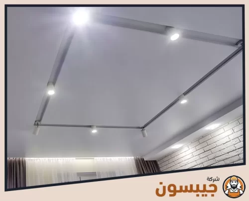 سقف جبس بورد أنيق مع إضاءة موجهة على الأركان لجو هادئ وجميل.