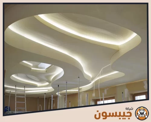 لمسة فنية في تصميم الأسقف باستخدام جبس بورد مع إضاءة مخفية من جيبسون.