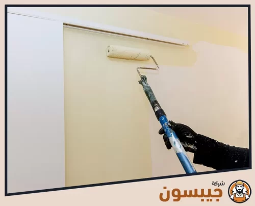 دهان حوائط في أبوظبي بواسطة صباغ محترف باستخدام رول الدهان لتجديد الجدران بشكل دقيق.