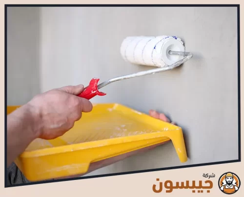 صباغة الحائط في أبوظبي باستخدام رول الدهان لتطبيق طبقة متساوية من اللون على الجدار بدقة واحترافية.